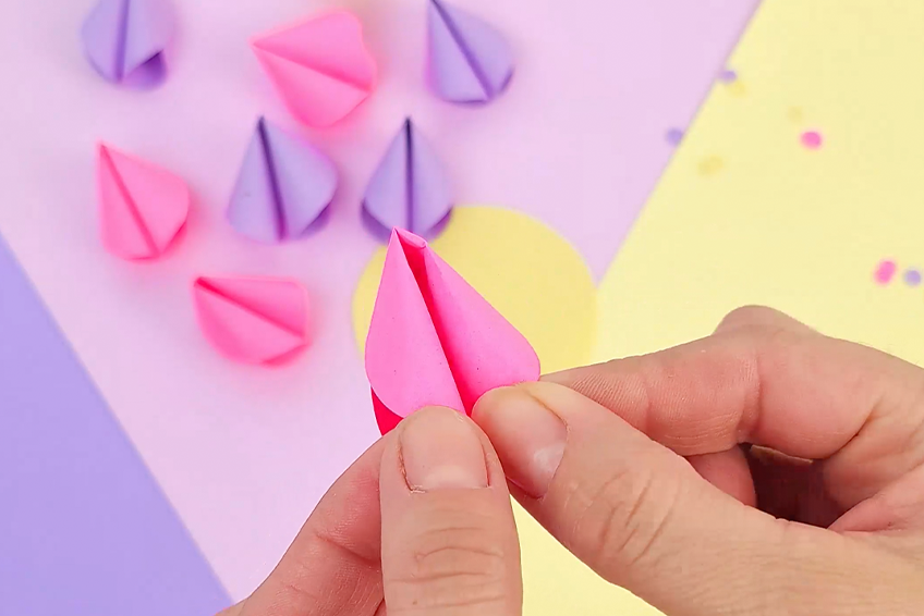 <p>Solo necesitas hojas de color para crear estas galletas de la fortuna</p>