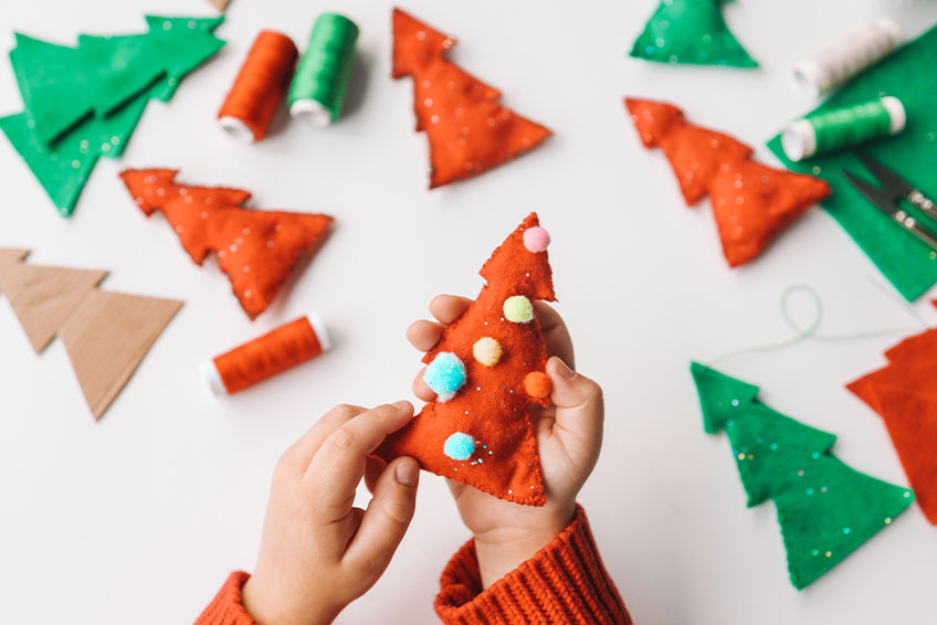 Magia Navideña en Casa: 10 Manualidades Decembrinas para Crear con tus Pequeños