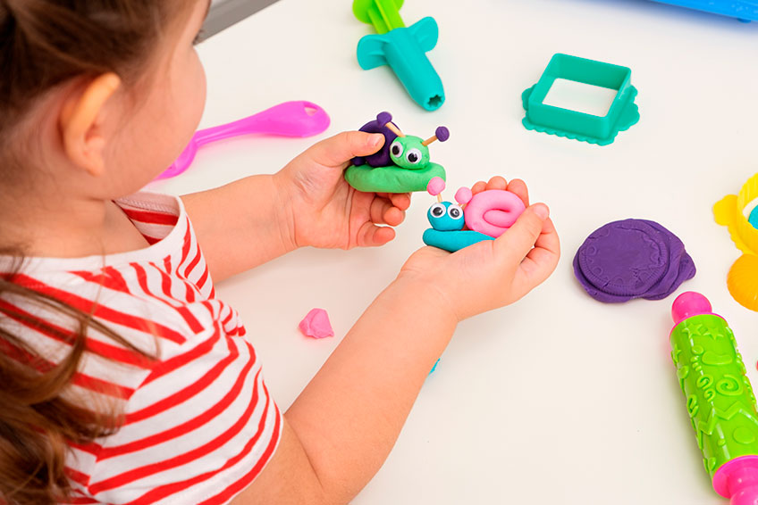 Manualidades y la imaginación de los niños, ¡estimula su creatividad jugando!